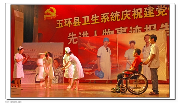 根據(jù)阮宏標(biāo)、萬(wàn)曉慧、王充事跡改編的詩(shī)朗誦伴舞“白衣禮贊”