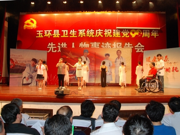根據(jù)阮宏標(biāo)、萬(wàn)曉慧、王充事跡改編的詩(shī)朗誦伴舞“白衣禮贊”